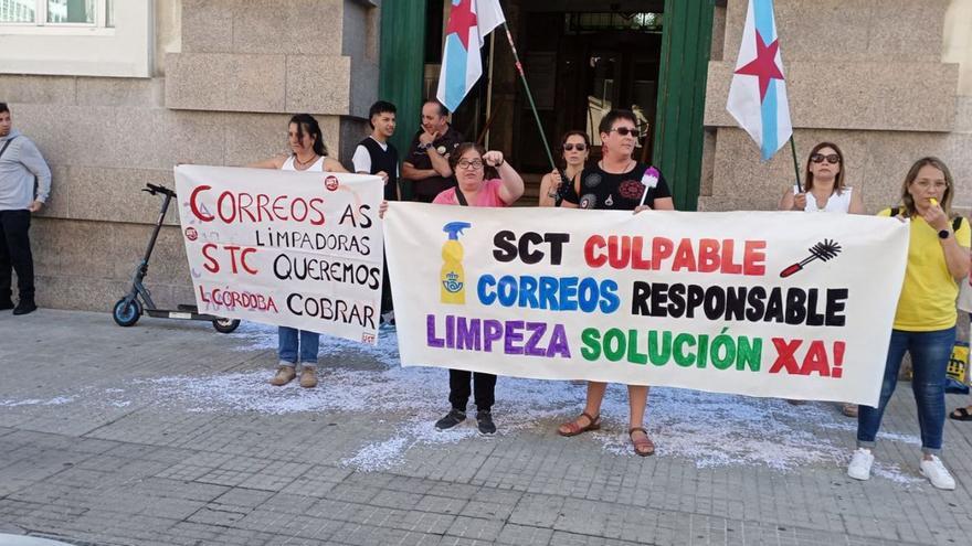 Los trabajadores de la limpieza de Correos suman más de dos meses sin cobrar