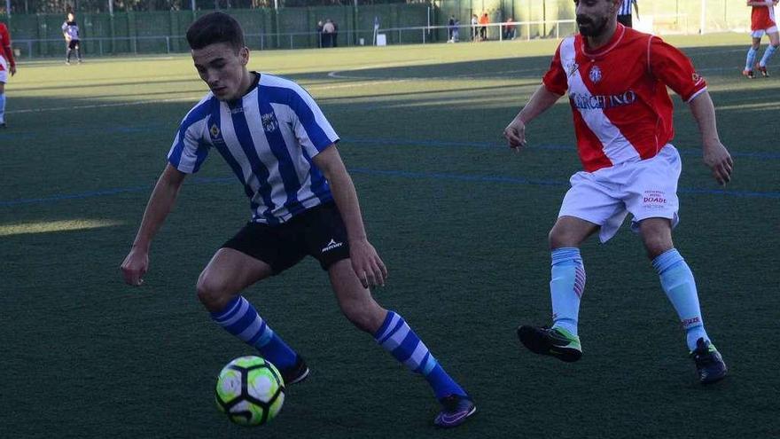 Un jugador del Cruceiro presiona a uno del Bahía durante el partido de ayer. // Gonzalo Núñez