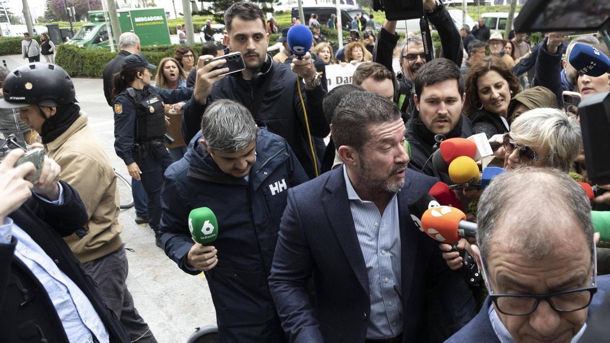 Emilio Argüeso accede a declarar, como investigado, a la Ciudad de la Justicia el 11 de abril de 2025.