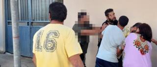 Intenta clavar un cuchillo a un hombre que paseaba con su hijo de tres años en Formentera