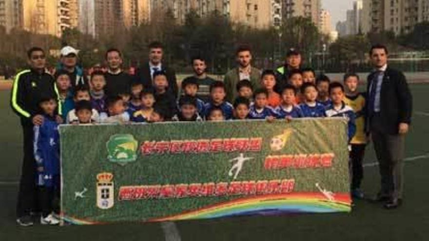 El Oviedo presenta una escuela en China y hoy se reunirá con accionistas