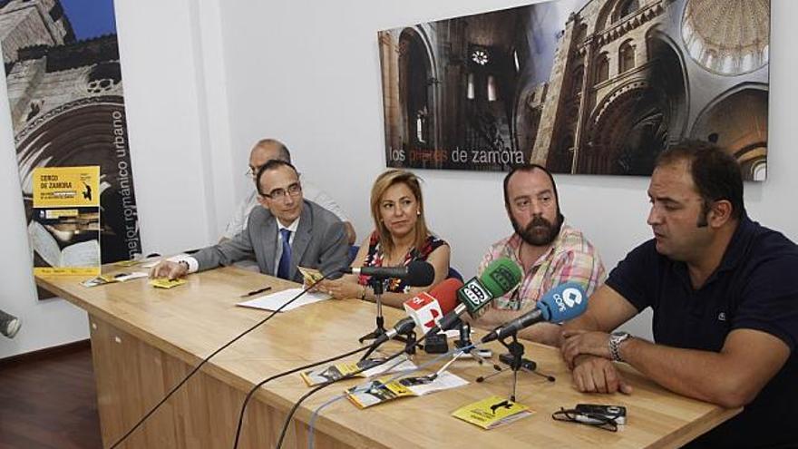 En el centro de la imagen la alcaldesa, Rosa Valdeón, con el director de la obra  y el concejal de Cultura.