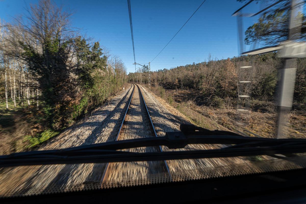Recorrido de la línea R1 de Rodalies en sentido norte en el tramo de vía única, cerca de la estación de Maçanet-Massanes.