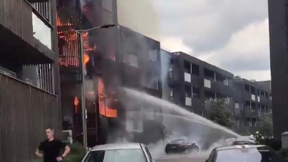 Imagen del incendio de una vivienda en Londres.