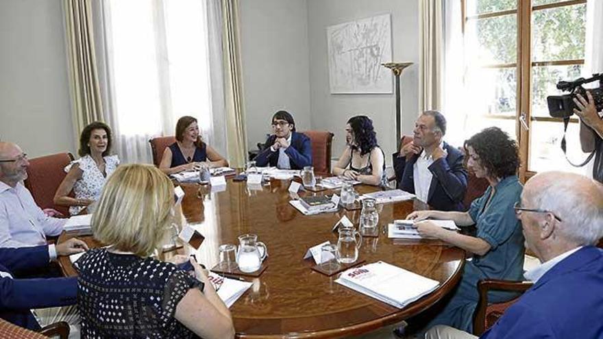 Reunión en el Consolat con sindicatos y empresarios para analizar el plan de empleo de calidad.