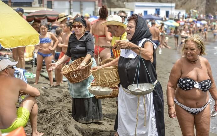 20/08/2017 MELENARA, TELDE.  Varada del Pescado en Melenara. Un grupo de señoras ataviadas de pescadoras representaron la venta tradicional del pescado por la playa de Melenara. FOTO: J. PÉREZ CURBELO