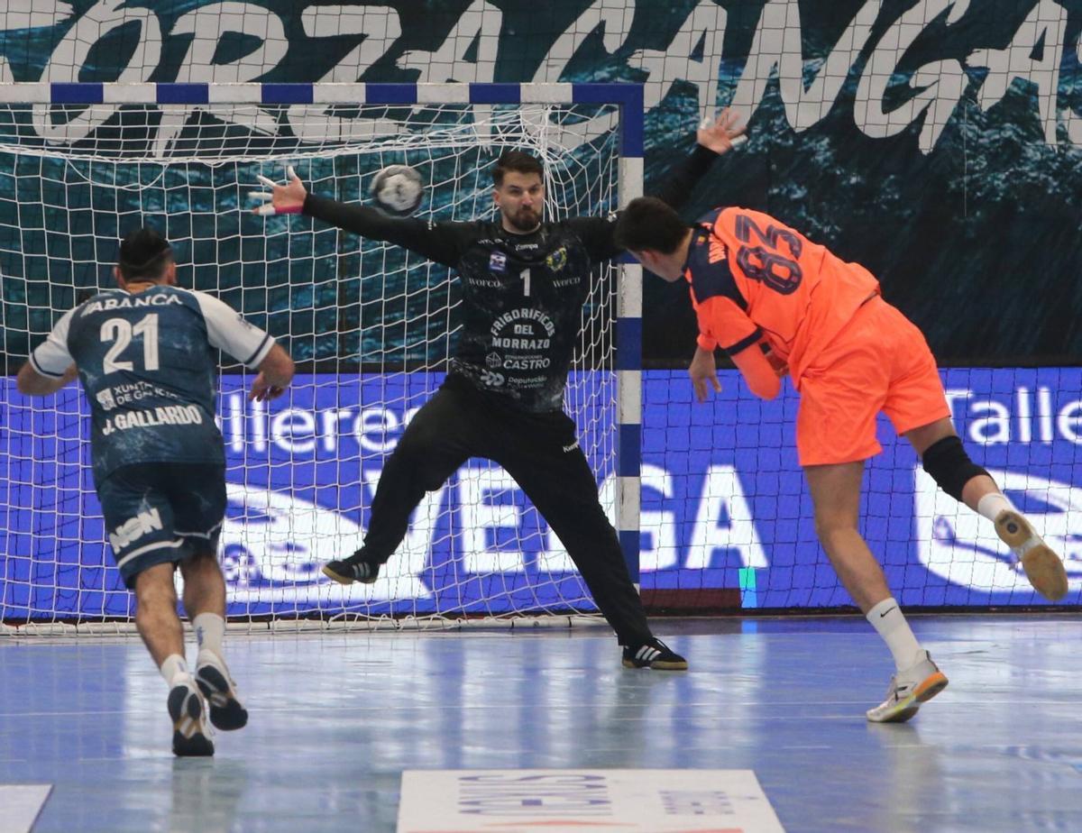 Ivan Panjan intenta detener un lanzamiento de siete metros a Ian Barrufet.