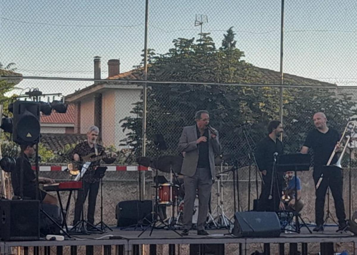 Seín y su banda de músicos interpretaron grandes temas. | SERVICIO ESPECIAL