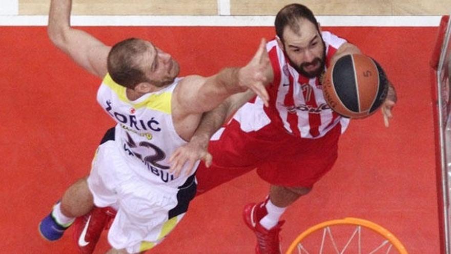 Zoric trata de frenar a Spanoulis en el Olympiacos-Fenerbahce.