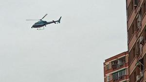 El helicóptero de los Mossos sobrevuela este lunes al mediodía el polígono Masor de Sant Feliu de Llobregat.