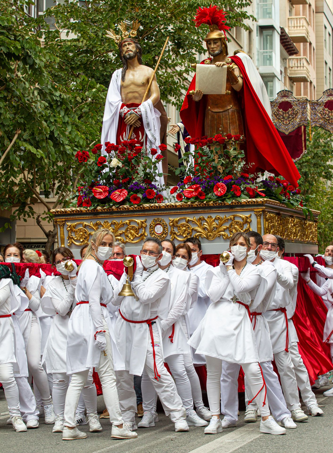 La procesión de la Sentencia recorre las calles en el Viernes Santo en Alicante