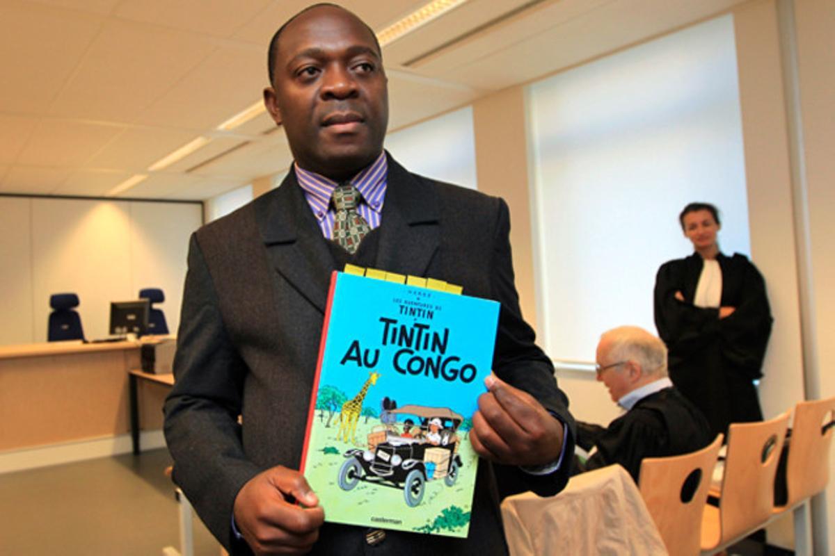 El congolès Bienvenu Mbutu-Mondondo mostra el llibre ’Tintín al Congo’ durant un judici a Brussel·les. Mbutu-Mondondo demana que el llibre es declari racista i que es prohibeixi la seva venda en llibreries.