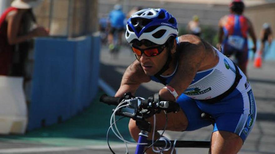 El nadador paralímpico valenciano Ricardo Ten completó con éxito el Sprint del Valencia Triatlón