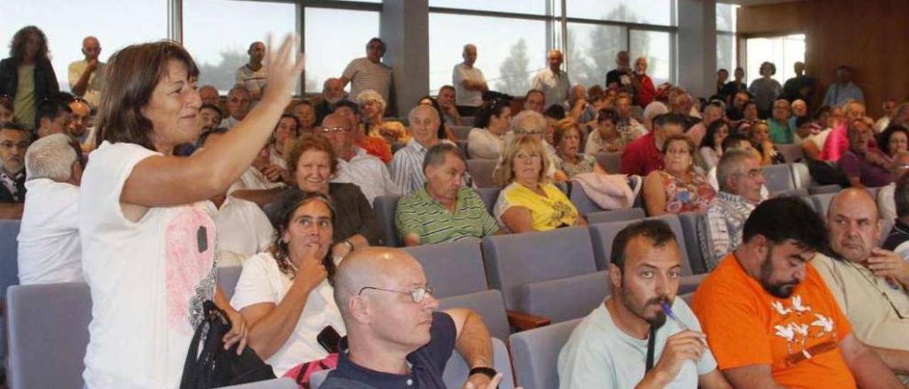 Asamblea informativa sobre el agua celebrada el sábado en el salón de plenos. // Santos Álvarez