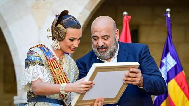 La comitiva fallera fue recibida por el alcade de Palma, Jaime Martínez. | AJUNTAMENT DE PALMA