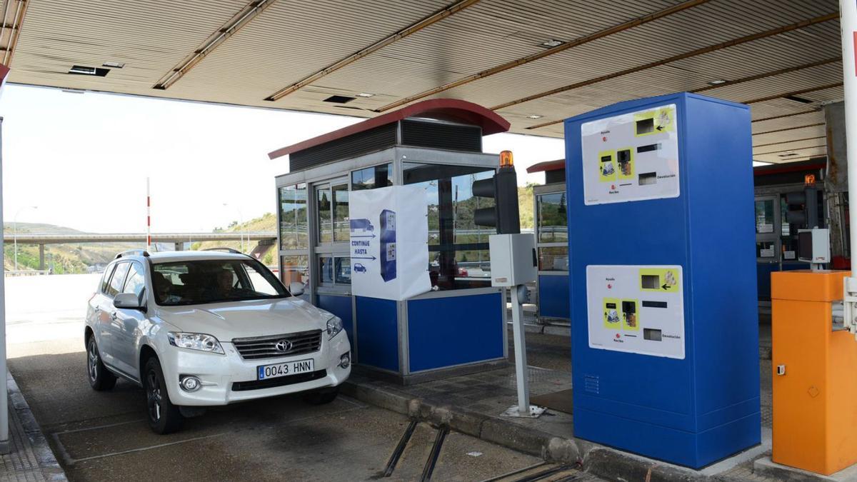 Un conductor se niega a pagar el peaje del Huerna porque le "obligaron" a desviarse: "¿Me puede abrir la barrera?"