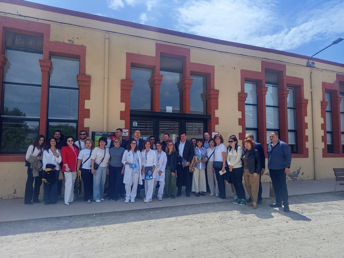 La delegació insitucional davant el CAP d'Artés que ha visitat aquest dijous