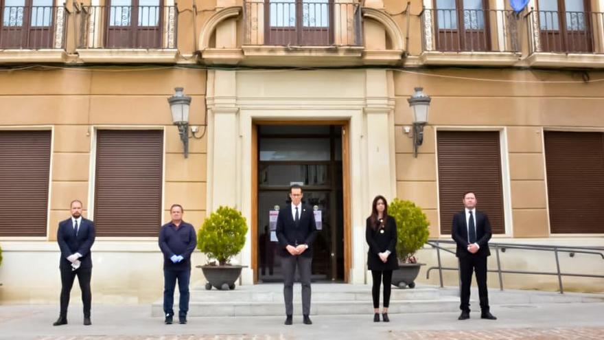 El alcalde Rubén Alfaro junto a los portavoces de todos los grupos municipales del Ayuntamiento de Elda