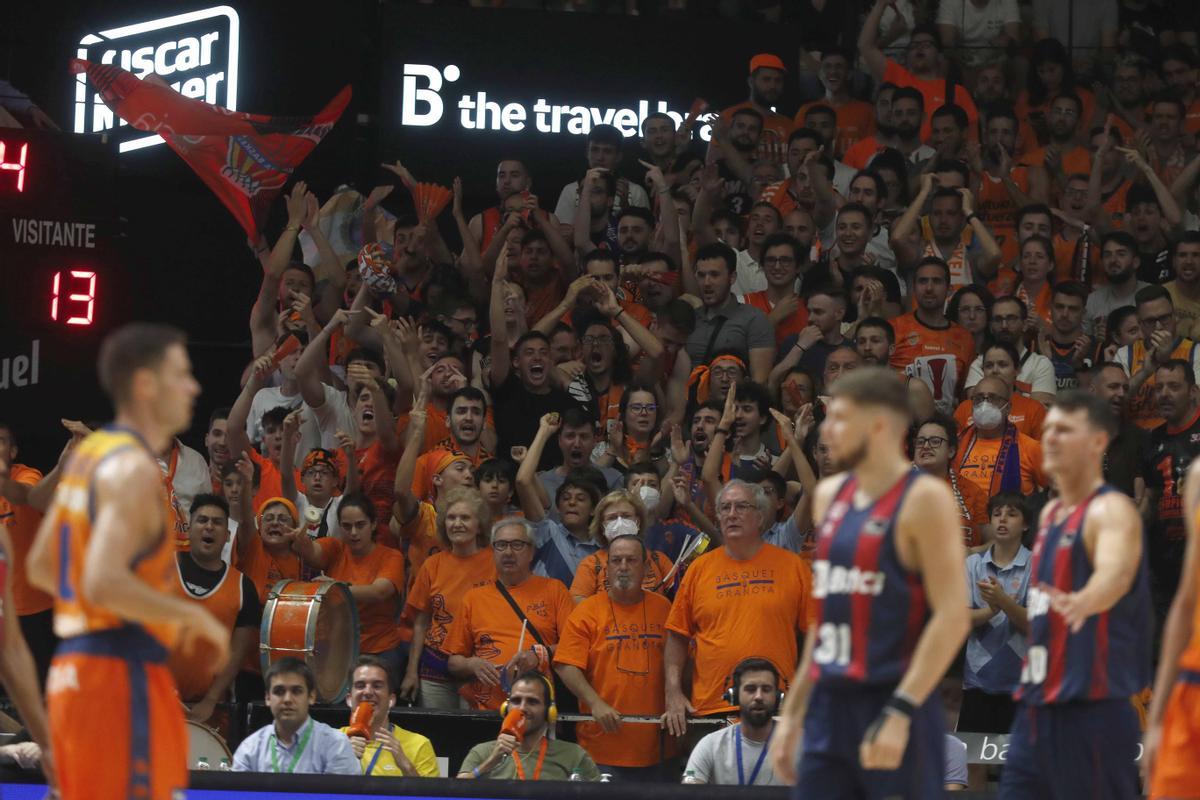 Las peñas no cesaron de dar ánimo al equipo de Peñarroya