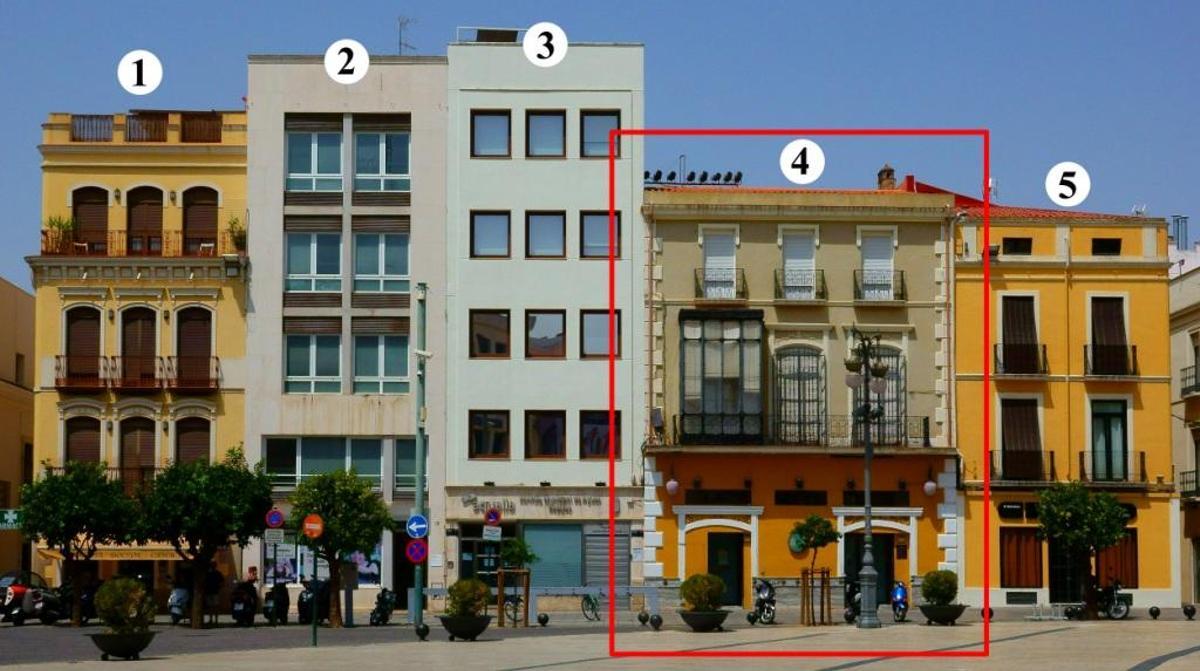 Las cinco casas de la plaza de España. En el recuadro la Casa Consistorial provisional.