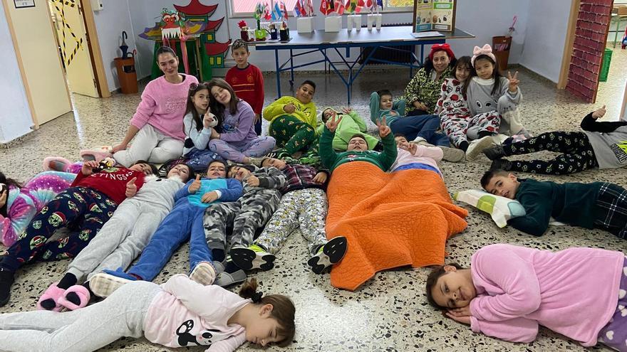 Los alumnos del colegio El Bosquín de El Entrego van a clase en pijama para sensibilizar sobre los niños que no tienen hogar