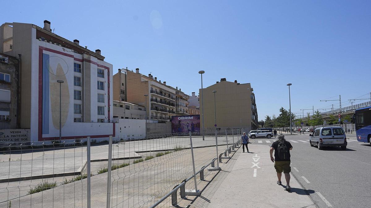 Les tasques que marquen l'espai on s'ha de construir l'hotel.