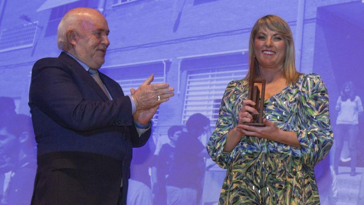 Joaquín Pérez, presidente de CEV Alicante, hizo entrega del galardón a la directora del centro, Mercedes Valero. |