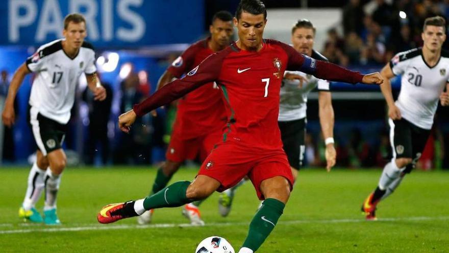 Ronaldo se dispone a lanzar el penalti que acabaría estrellándose en el poste del portal austriaco.