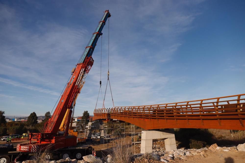 Comienzan a instalar la nueva pasarela de madera del Guadalhorce