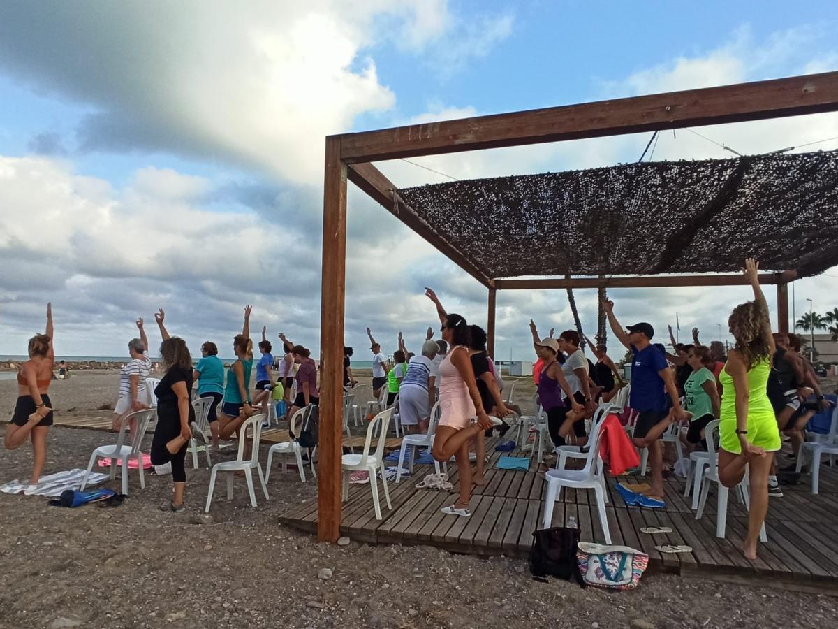Actividades deportivas en la playa.