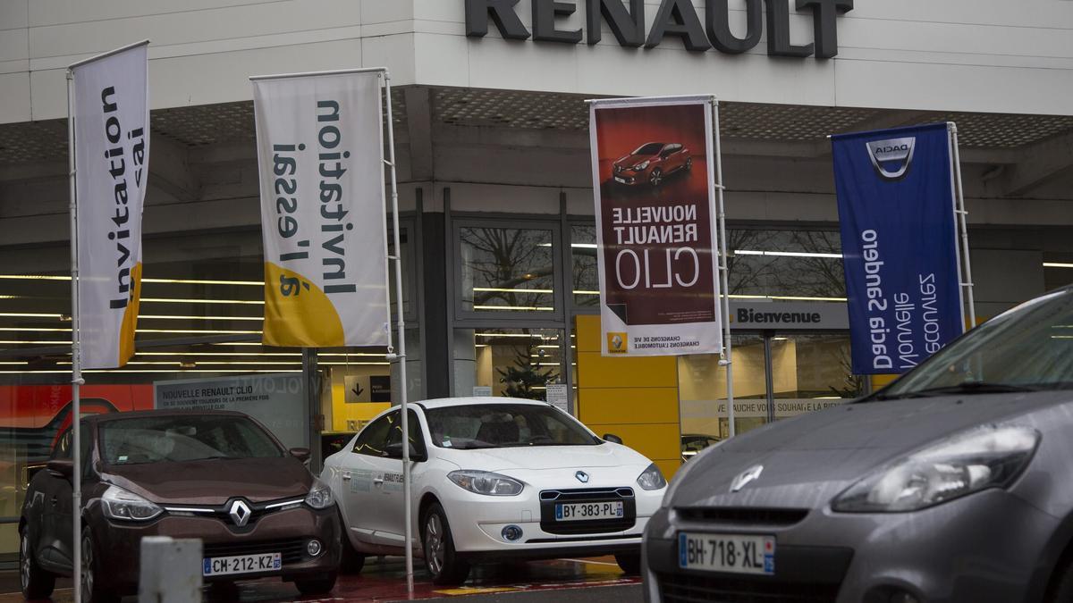 Un concesionario con coches a la venta.