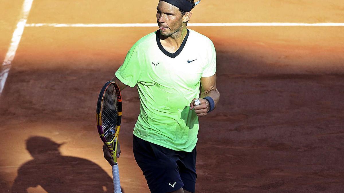 Nadal celebra un punto ganador, ayer en el partido ante Popyrin, en París. |  // REUTERS