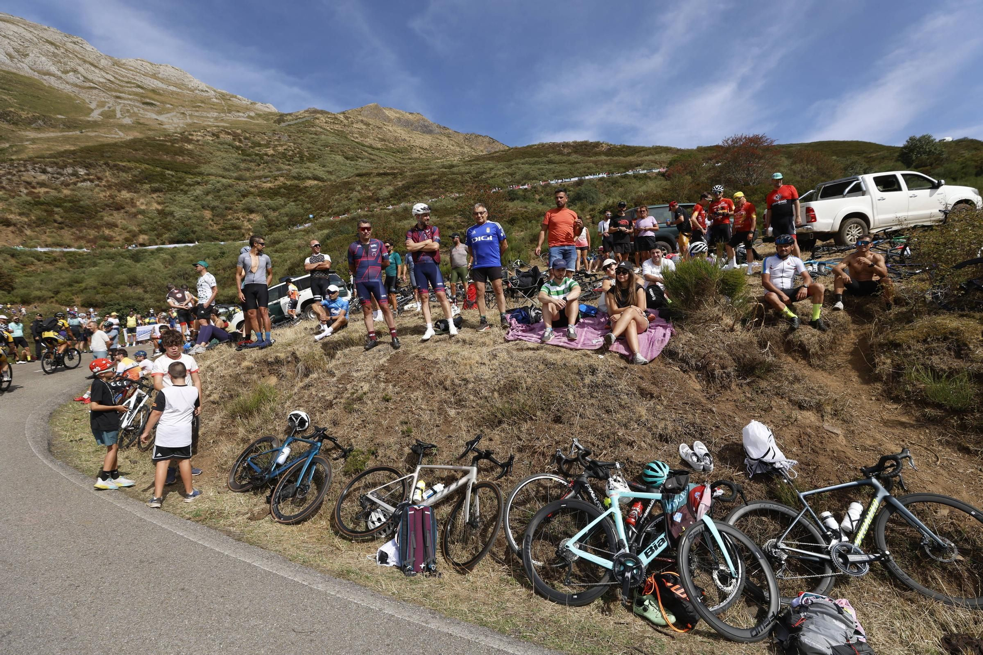 FOTOS: Ambientazo en Asturias para seguir una jornada de ciclismo con la Vuelta a España