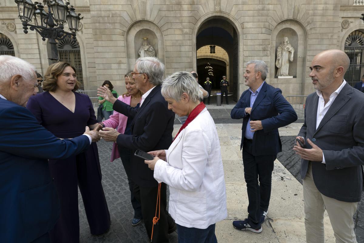 Los candidatos a la alcaldía de Barcelona posan en la plaza de Sant Jaume