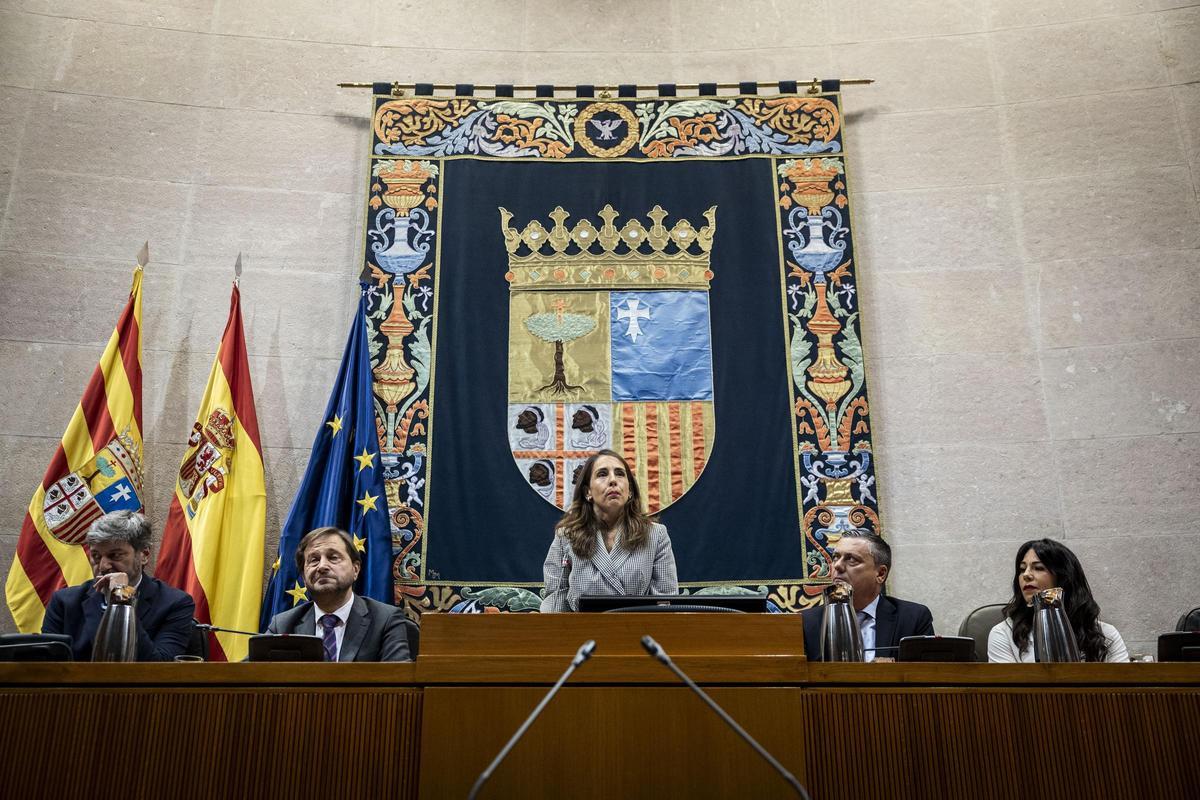 Gerardo Oliván, Fernando Ledesma, María Navarro, Fernando Sabés y Beatriz Sánchez, tras la constitución de la Mesa de las Cortes.