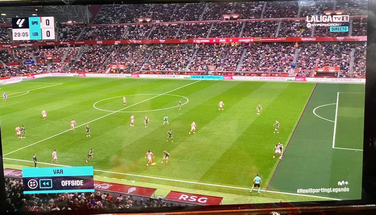 Acción del polémico fuera de juego en El Molinón.