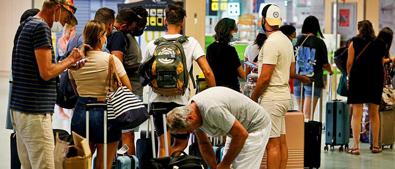 Colas en el aeropuerto de es Codolar. | TONI ESCOBAR