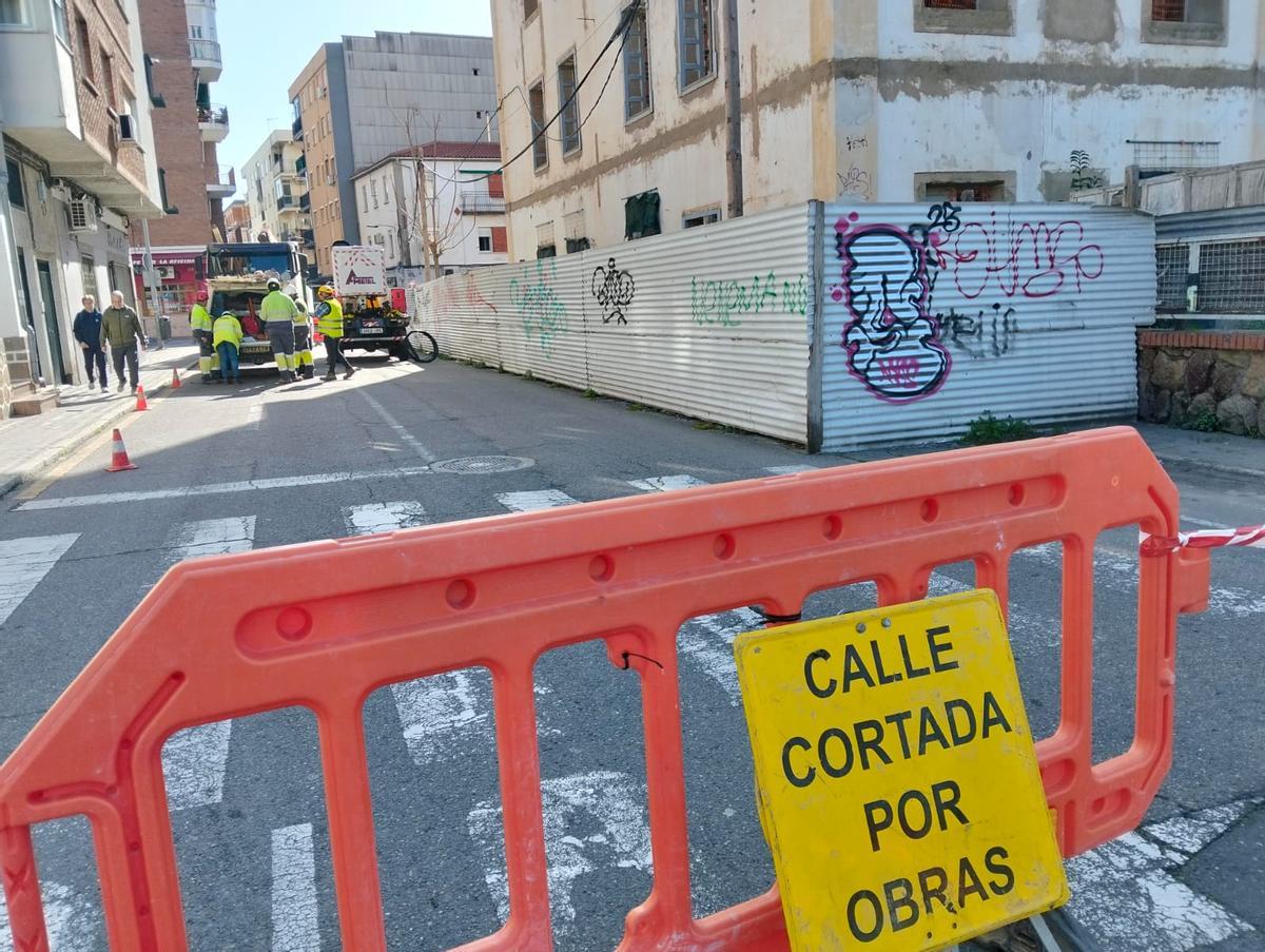 Inicio de los trabajos que culminarán con la retirada de la estructura metálica anexa a los pabellones militares.