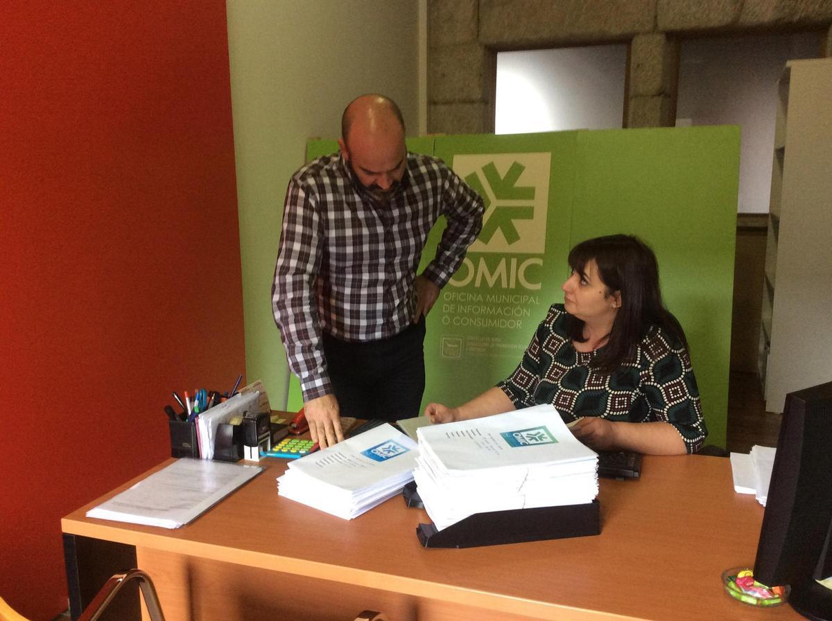 El alcalde de Bueu, Félix Juncal, y la responsable de la OMIC, Manuela Millán.