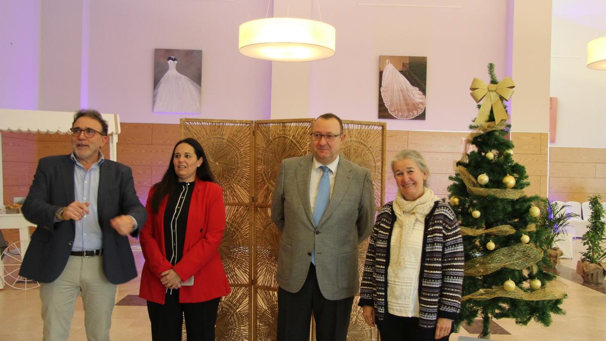 Marco Jesús García, director de Operaciones Industriales; Leticia Mateos, responsable de Organización; Ricardo Miranda, director general; y Rosa M. Abad, responsable de Servicios Médicos de Cetarsa, junto a los homenajeados y trabajadores de la compañía.