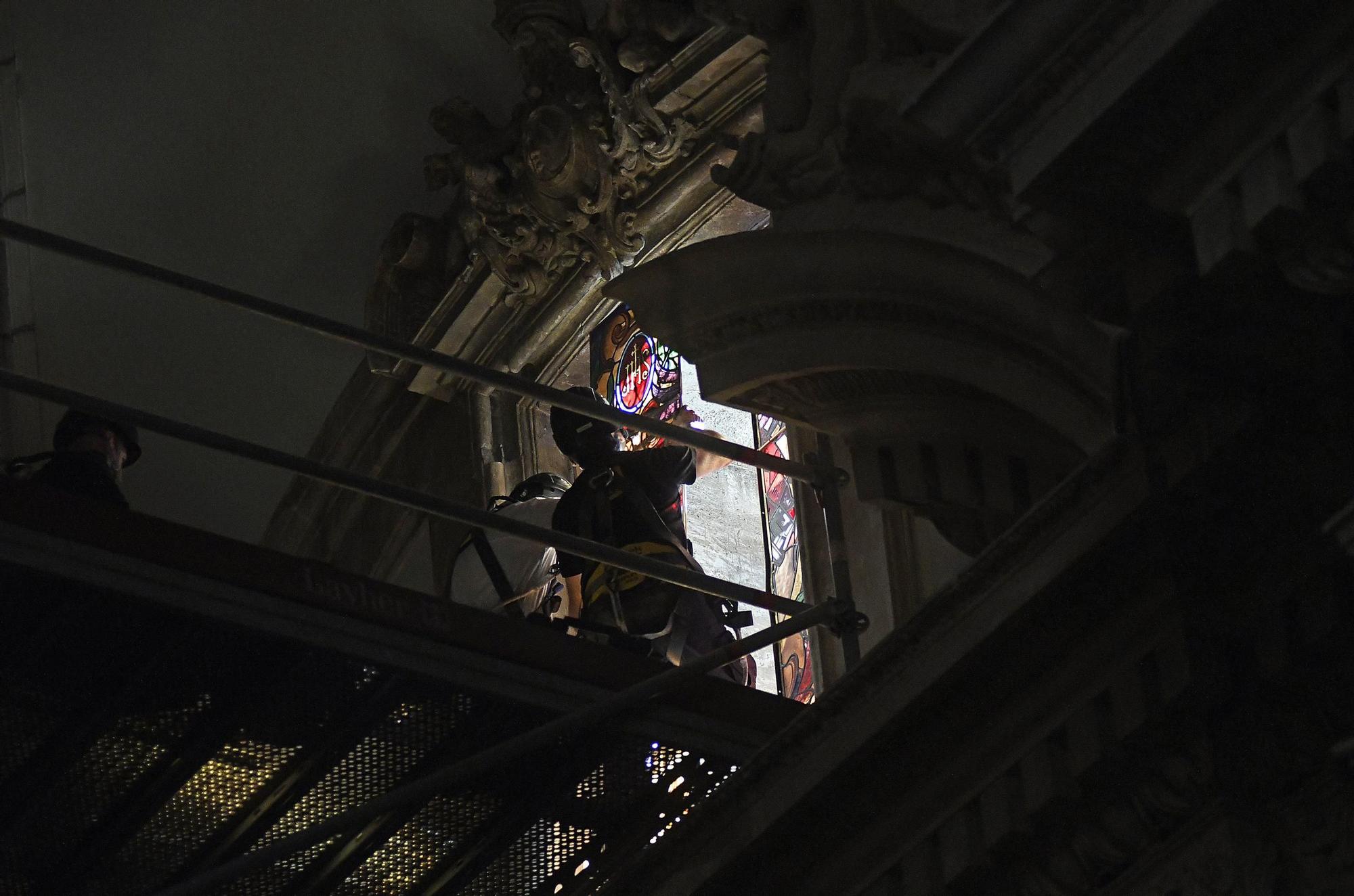 Así han instalado las vidrieras de San Pedro y San Pablo en la Catedral de Murcia