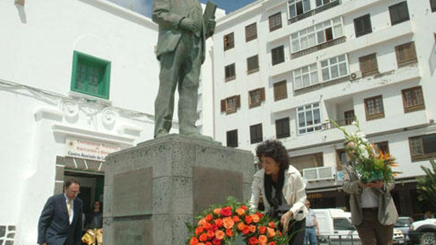 Cabrera, ante la estatua de su tío abuelo en Arrecife, en 2007. i A. PERDOMO