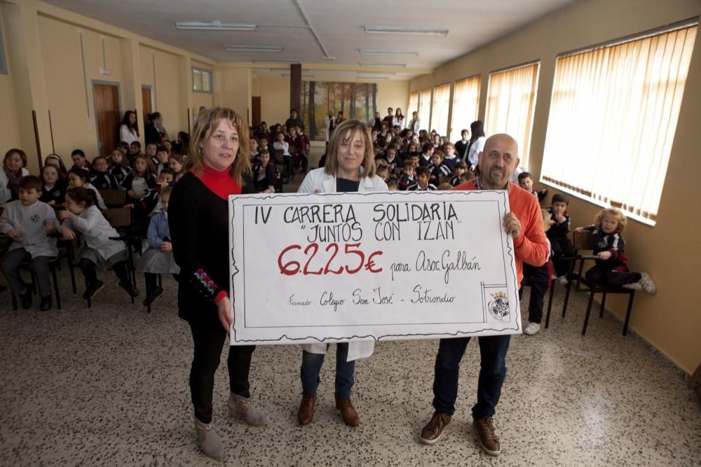 Entrega del cheque de la recaudación de la carrera solidaria a la Asociación Galbán