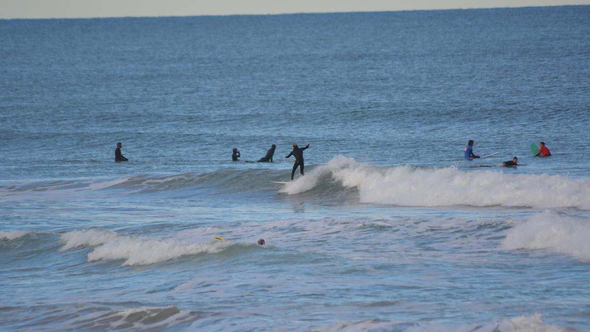 La playa del Pinar, en un día de buen oleaje.