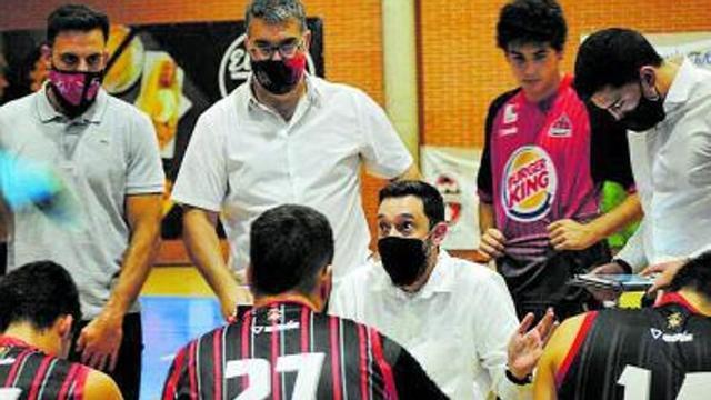 El entrenador del CB Puerto da instrucciones. | CB PUERTO SAGUNTO