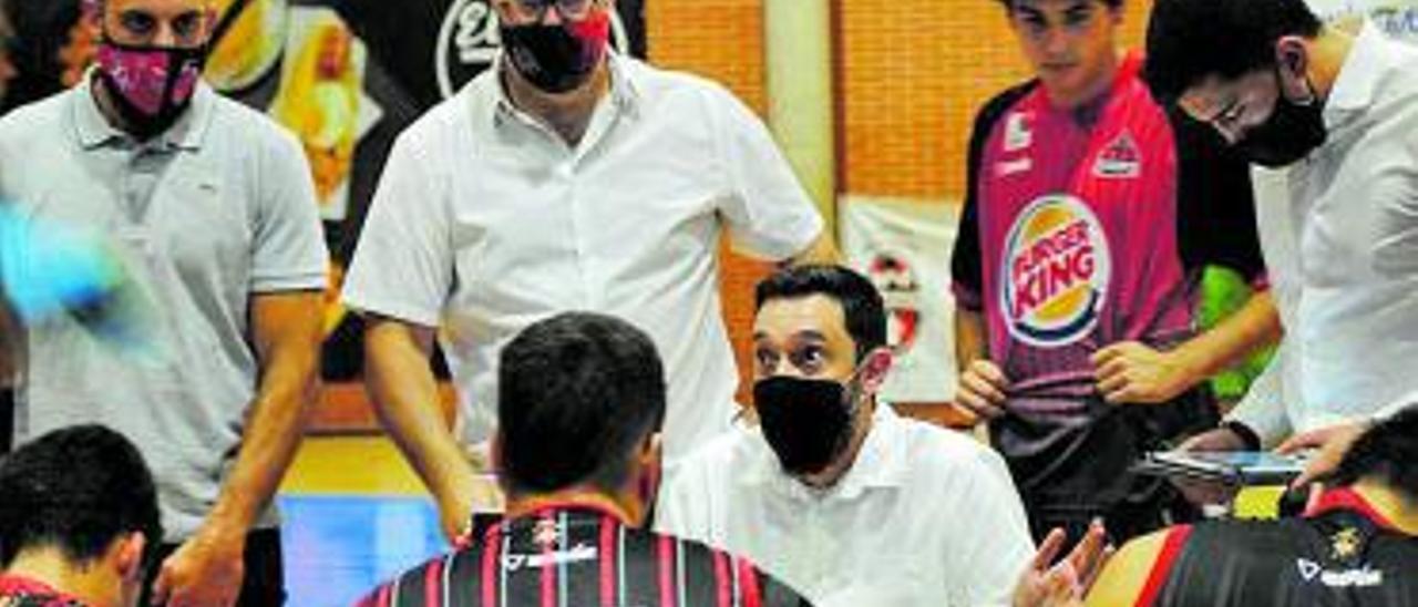 El entrenador del CB Puerto da instrucciones. | CB PUERTO SAGUNTO