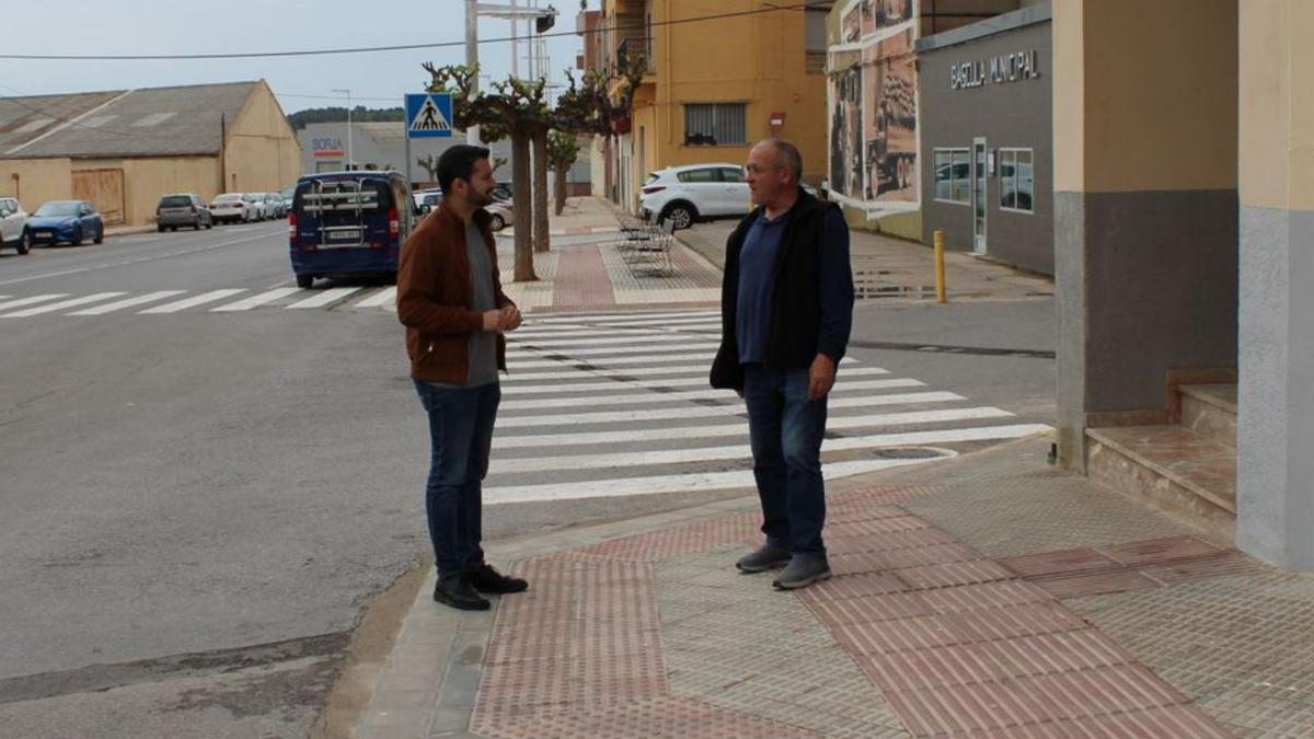 El alcalde, Samuel Falomir, junto al edil Julián Tena, en uno de los pasos de cebra. | JAVIER NOMDEDEU