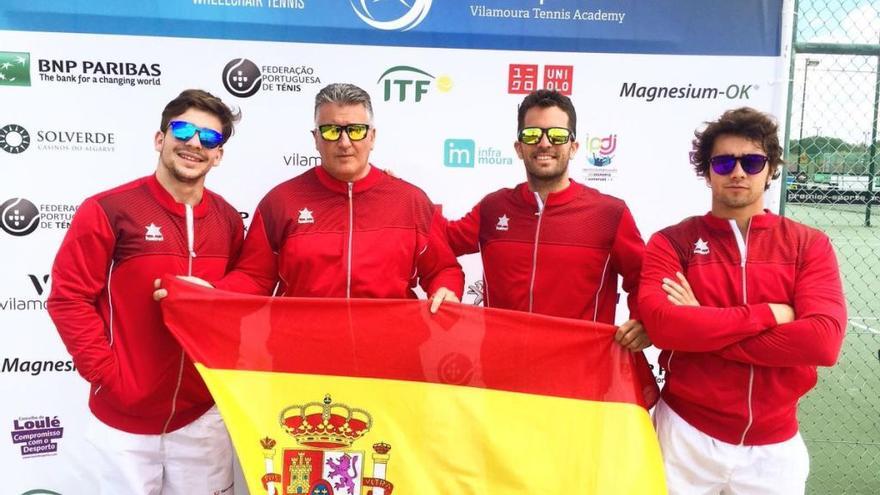 Martín de la Puente (izqda.) junto al equipo español que compitió en Vilamoura. // @spaintenis