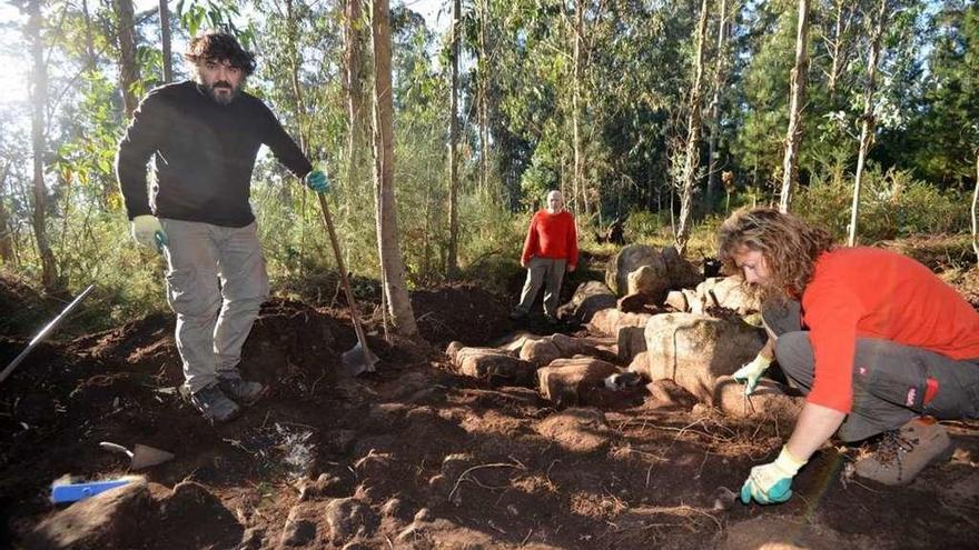 Os arqueólgos durante os traballos. // FdV