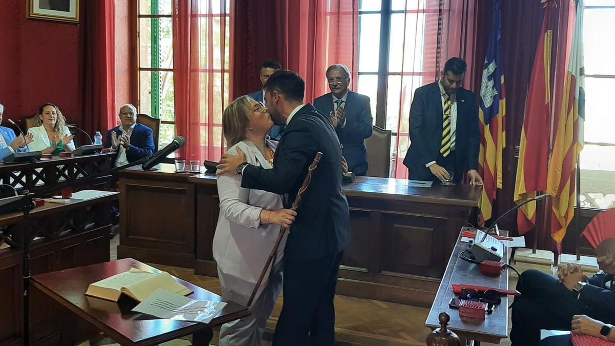 Francisca Lascolas recibió la vara de alcalde de Eric Jareño, primer edil saliente.